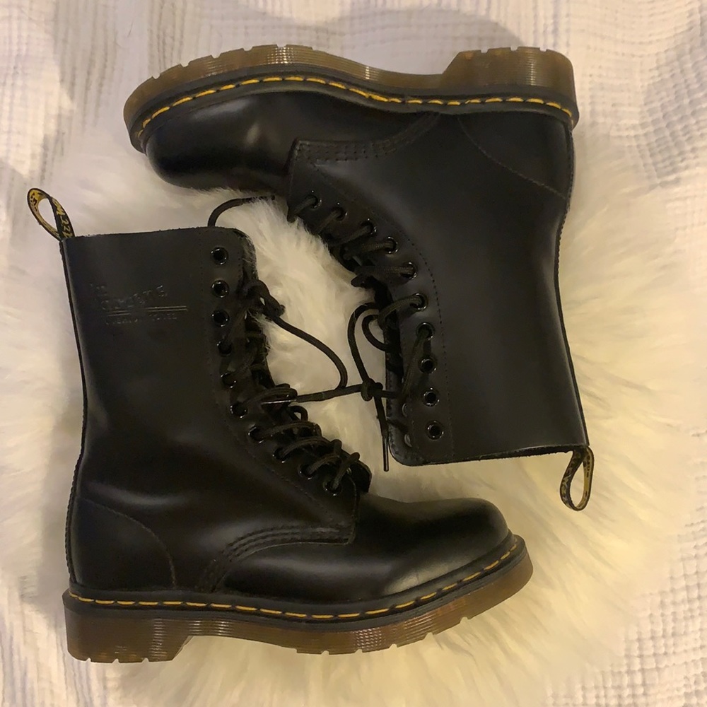 Dr Martens 1490 10 Eye Bex Boots